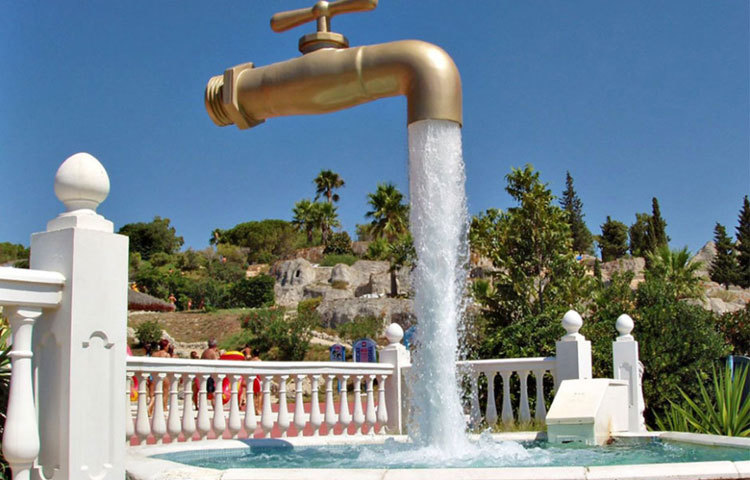 দ্য ম্যাজিক ট্যাপ : এই কল যেন হাওয়ায় ভাসছে। স্পেনের কাদিজের ওয়াটার থিম পার্ক অ্যাকোয়াল্যান্ড-এ এই কলটি রয়েছে। সারাদিন জল পড়ে এই কল থেকে। আসলে ওই জলের মধ্যেই একটি সরু পাইপ লুকিয়ে রাখা আছে, যা দেখা যায় না।