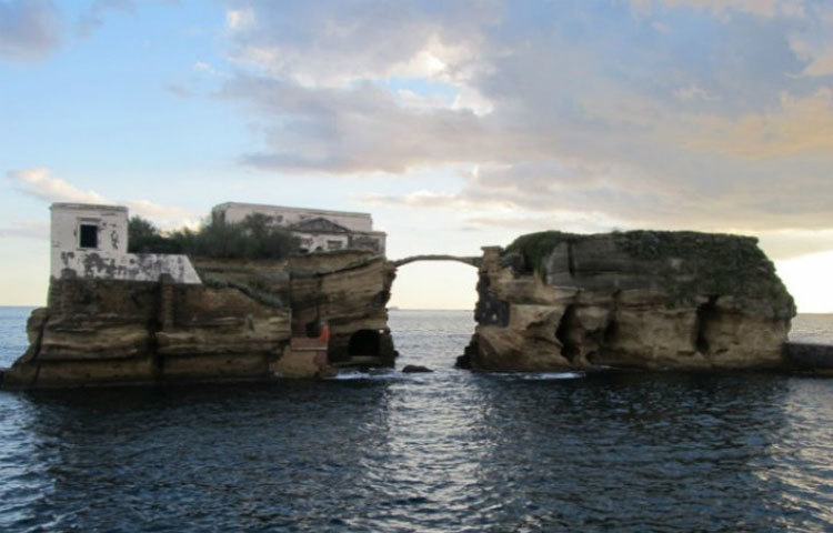 স্থানীয় মৎস্যজীবীরাই তাকে খেতে দিতেন। কিন্তু হঠাৎ নাকি একদিন বেমালুম হাওয়াহয়ে যান ওই সন্ন্যাসী। তাকে আর কোনো দিন ওই দ্বীপে দেখা যায়নি।