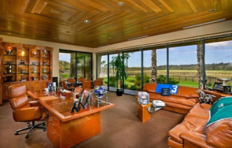 আর্থ শেলটার্ড বাড়ি : এই বাড়ি &lsquo;আর্থ শেলটার্ড&rsquo; টেকনলজিতে তৈরি। অর্থাৎ আশেপাশের আবহাওয়া, তাপমাত্রার পরিবর্তনের সঙ্গে সঙ্গে বাড়ির ভিতরের তাপমাত্রা নিয়ন্ত্রিত হতে পারে।