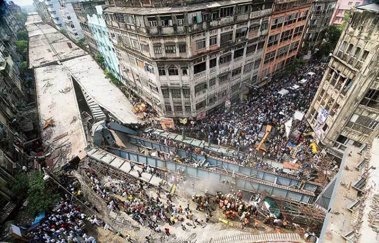 কলকাতায় ভেঙে পড়ল নির্মীয়মাণ বিবেকানন্দ উড়ালপুল।