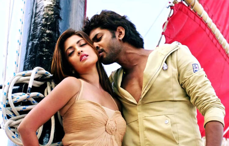 রিয়া সেন এবং ওম &lsquo;হিরো ৪২০&rsquo; ছবিতে এভাবে পর্দা কাঁপাচ্ছেন।