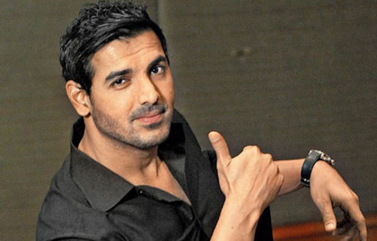 জন আব্রাহাম : ২০১৬ সালে তার অভিনীত ছবিগুলি থেকে মোট ১৩২ কোটি টাকা আয় হয়েছে বক্স অফিসে। এর মধ্যে রয়েছে &lsquo;ঢিশুম&rsquo; ৭০ কোটি টাকা, &lsquo;রকি হ্যান্ডসাম&rsquo; ২৬ কোটি টাকা এবং &lsquo;ফোর্স ২&rsquo; ৩৬ কোটি টাকা।