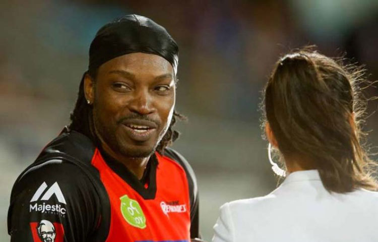 ক্রিস গেইল : ব্যাটে ঝড় তোলেন। কিন্তু অশ্লীল মন্তব্যে করে বিতর্কের ঝড় তুলেছিলেন ওয়েস্ট ইন্ডিজের তারকা ব্যাটসম্যান ক্রিস গেইল। বিগ ব্যাস টুর্নামেন্টের একটি ম্যাচ শেষে সাংবাদিক মেল ম্যাকলাফলিনের প্রশ্নে অশ্লীল মন্তব্য করে বসেন। এই নিয়ে তুমুল বিতর্ক শুরু হয়ে যায় ক্রিকেট মহলে।