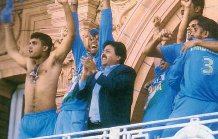 আগ্রাসী মনোভাবের আমদানি : সৌরভের আগে এই মনোভাবের বড়ই অভাব ছিল ভারতীয় দলে। ফ্লিনটফের শার্ট খোলার বদলা লর্ডসের ব্যালকনিতেই নেওয়ার সিদ্ধান্ত নেন তিনি। ভারতীয় দলে আগ্রাসী মনোভাবের সেই শুরু।