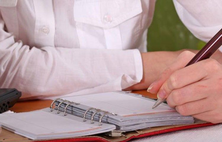 বিপরীত হাত ব্যবহারের অভ্যাস : যারা ডান হাতে সব কিছু করেন, তারা বাঁ হাতে আর যারা বাঁ হাতে সব কিছু করেন, তারা ডান হাতে সপ্তাহে অন্তত একবার সব কাজ করার চেষ্টা করুন৷ অর্থাৎ উল্টো হাতে খাওয়া-দাওয়া, দাঁত ব্রাশ করা বা অন্যান্য টুকটাক ঘরের কাজ করার অভ্যাস করতে পারেন। এতেও ব্রেন সচল থাকে।