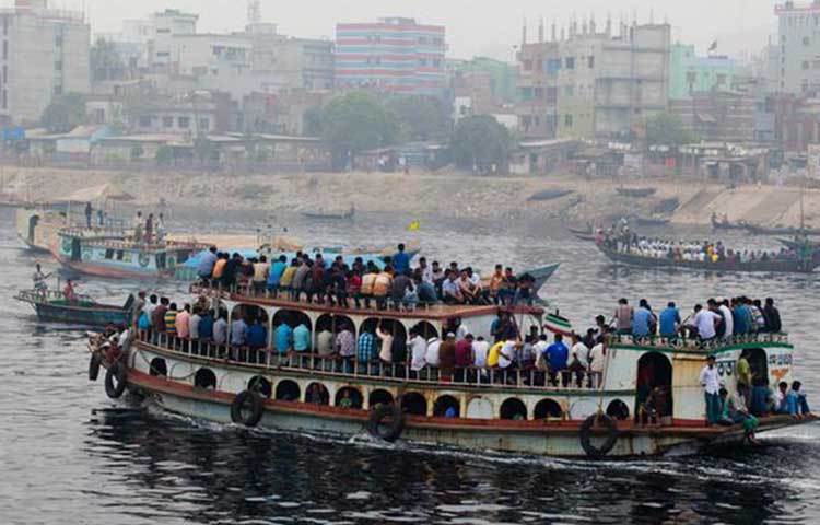 যে নদী কখনো ঘুমায় না : বুড়িগঙ্গা নদী হচ্ছে ঢাকার প্রাণশক্তি। পুরনো ঢাকার পাশ দিয়ে বয়ে চলা এই নদী দিনরাত ২৪ ঘণ্টাই ব্যস্ত থাকে। তবে দূষণের শিকার নদীটির অবস্থা ক্রমশ নাজুক হয়ে যাচ্ছে।
