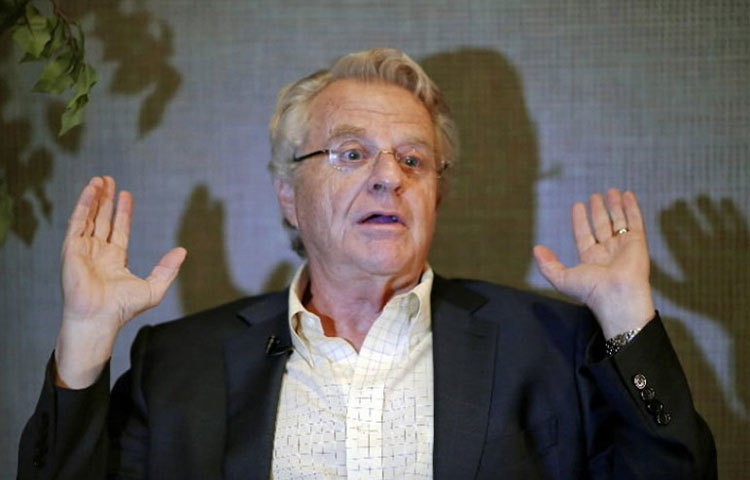 জেরি স্প্রিঙ্গার : &lsquo;আ পুওর রিফিউজি&rsquo; এই শব্দবন্ধ দিয়ে নিজেকে নিজেই সম্বোধন করতেন মার্কিন টেলিভিশনের পরিচিত মুখ জেরি। দ্বিতীয় বিশ্বযুদ্ধের সময় জার্মান আক্রমণের হাত থেকে বাঁচতে লন্ডনের হাইগেট টিউব রেল স্টেশনে আশ্রয় নিয়েছিল জেরির পরিবার। সেখানেই জন্ম হয় জেরির।