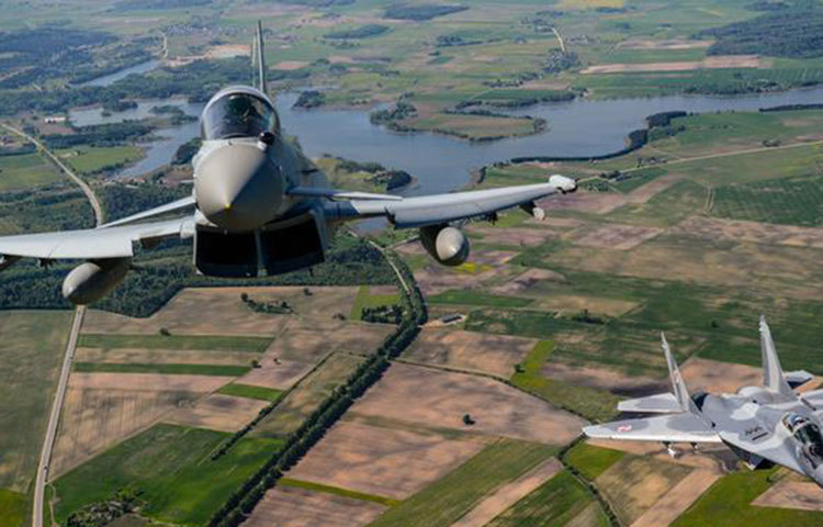 যুক্তরাজ্যেরও আছে পারমাণবিক বোমা: দুইশর বেশি পারমাণবিক বোমা রয়েছে যুক্তরাজ্যের কাছে। জাতিসংঘের নিরাপত্তা পরিষদের স্থায়ী সদস্য এই দেশটি ১৯৫২ সালে প্রথম পারমাণবিক পরীক্ষা চালায়। ছবি: সংগৃহীত