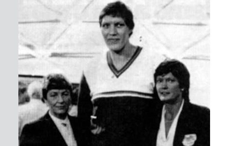 উলজানা সেমজোনোভা বিশ্ব রেকর্ডে পঞ্চম এবং তার উচ্চতা ৭ ফুট। তিনি লাটভিয়ার অধিবাসী।