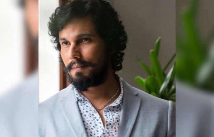 রণদীপ হুডা : অস্ট্রেলিয়ায় থাকাকালীন গাড়ি ধোওয়ার কাজ করে পেতেন ৪০ ডলার রণদীপ। বেতন পাওয়ার সঙ্গে সঙ্গে এক ক্যান বিয়ার কিনে খেতেন রণদীপ।