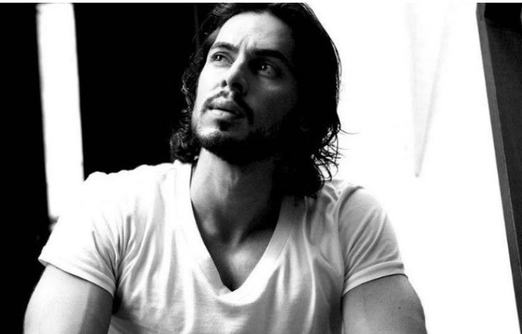 ডিনো মোরিয়া : বলিউড থেকে বিদায় নেওয়ার পর হোটেল ব্যবসাতেই মন দিয়েছেন ডিনো। তার &lsquo;ক্রেপ স্টেশন ক্যাফে&rsquo;র একটি চেন সারা ভারতেই রয়েছে। এখানকার প্যানকেক, এগ বেনেডিক্ট খুবই জনপ্রিয়।