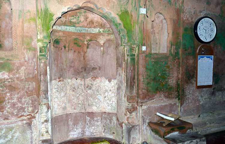 মসজিদের উত্তর ও দক্ষিণের দেয়ালে রয়েছে একটি করে জানালা। পশ্চিমের দেয়ালে রয়েছে মোট তিনটি ধনুক আকৃতির মিম্বার।