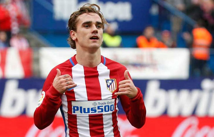 আঁতোয়া গ্রিজম্যান : অসাধারণ স্কিল এবং গতির মিশ্রণ রয়েছে ফরাসি গ্রিজম্যানের পায়ে। আটলেটিকো মাদ্রিদ এই ফুটবলারকে কেনে প্রায় ৮ কোটি ২০ লক্ষ পাউন্ডে।