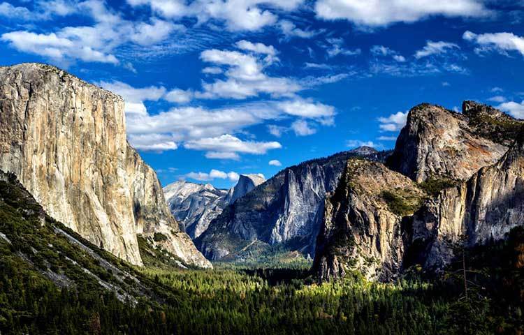 ইউসোমিতে ন্যাশনাল পার্ক, আমেরিকা : এই পার্কে সৌন্দর্য সত্যিই মনোমুগ্ধকর। সারা বছরই এখানে বিশ্বের নানা প্রান্ত থেকে দর্শনার্থীরা ছুটে আসেন।