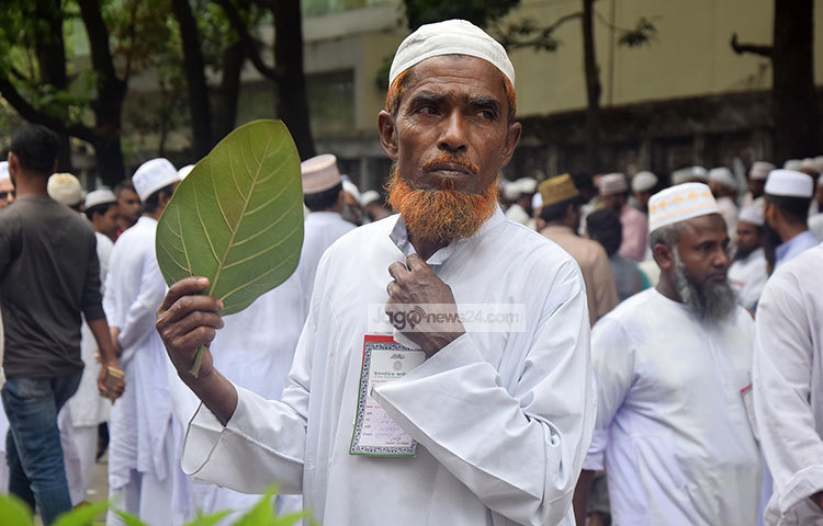 সরেজমিন দেখা গেছে, সমাবেশে আসা আলেমরা তীব্র রোদ উপেক্ষা করে দীর্ঘ লাইনে দাঁড়িয়ে আছেন। ছবি : মাহবুব আলম