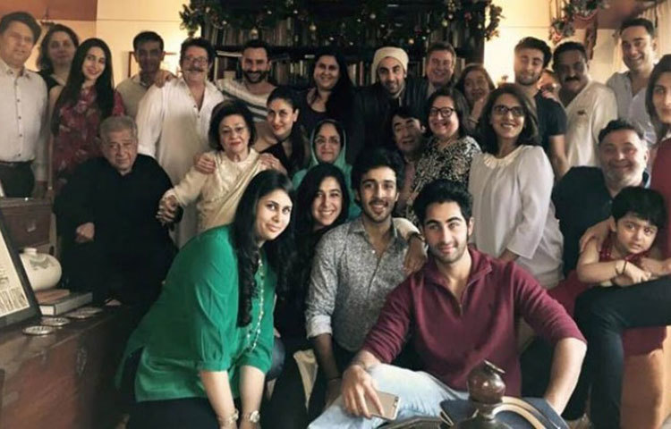 কাপুর পরিবার : কাপুর পরিবার বলিউডে একমাত্র পরিবার যারা গত ৫ যুগ ধরে ইন্ডাস্ট্রিতে কাজ করছে। প্রথমে পৃথ্বীরাজ কাপুর বলিউডে কাজ করা শুরু করেন।