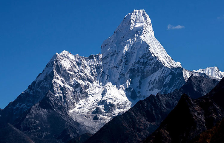 আমা ডাবলাম, নেপাল : পাহাড়ের চূড়ায় আলোক রশ্মি পড়ে চিকচিক করছে।
