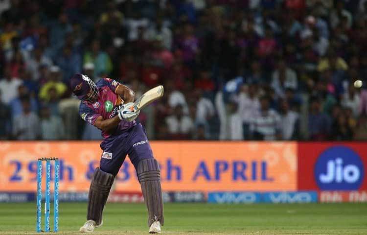 শেষ বলে চার মেরে দলকে জিতিয়েছেন ধোনি। আইপিএল-এ এই নিয়ে দ্বিতীয়বার শেষ বলে বাউন্ডারি মেরে দলকে জেতালেন ধোনি।