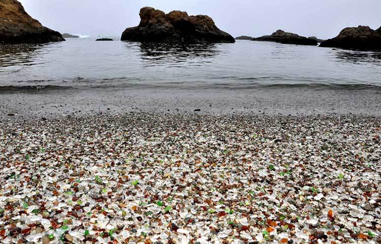 গ্লাস বিচ, ক্যালিফর্নিয়া : এই অঞ্চলে এক সময়ে আবর্জনা ফেলা হত। কালক্রমে সেগুলিই জমে জমে কাচের রূপ নিয়েছে।&nbsp;