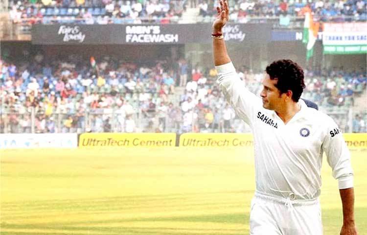 ওয়াংখেড়েতে শেষ আন্তর্জাতিক ম্যাচে খেলতে নামার পর দর্শকদের অভিবাদন লিটল মাস্টারের।