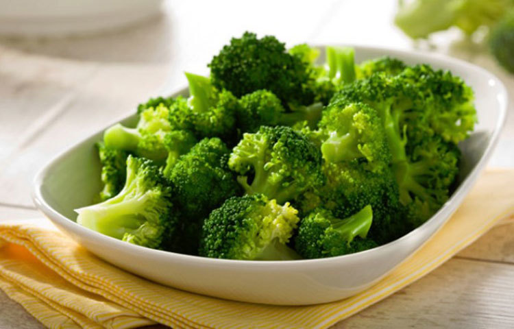 ব্রকোলি : আধ কাপ সিদ্ধ ব্রকোলিতে ভিটামিন সি-র পরিমাণ ৫১ গ্রাম।