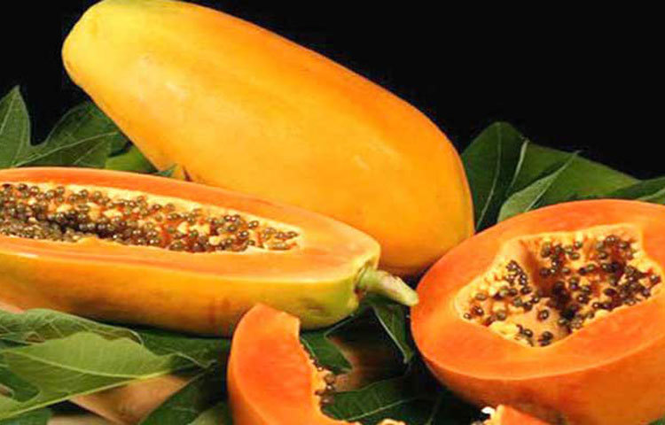 পেঁপে : পাকা পেঁপেতে ফলে প্রচুর এনজাইম রয়েছে, যার ফলে হজমের সমস্যাই কমে যায় গরমকালে।