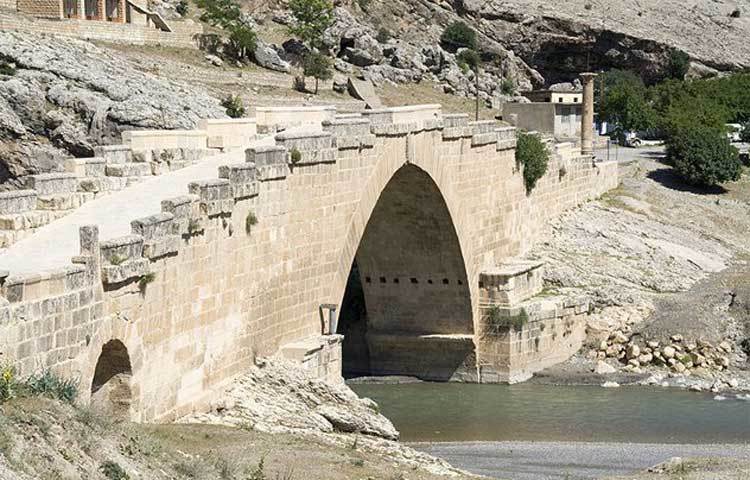 সেনদিয়ার সেতু : সেতুটি সেভারান সেতু নামেও পরিচিত। দ্বিতীয় শতাব্দীতে চার শহরের মধ্যে যোগাযোগ করার জন্য রোমানরা বানিয়েছিল। এটি তুরস্কে রয়েছে।