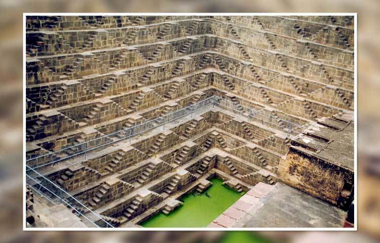 ভারতের অন্যতম প্রাচীন দর্শনীয় স্থান হল রাজস্থানের বাউড়ির এই সিঁড়ি। এই সিঁড়ির নকশা রাজস্থানের নিজস্ব জ্যমিতিক শিল্প।