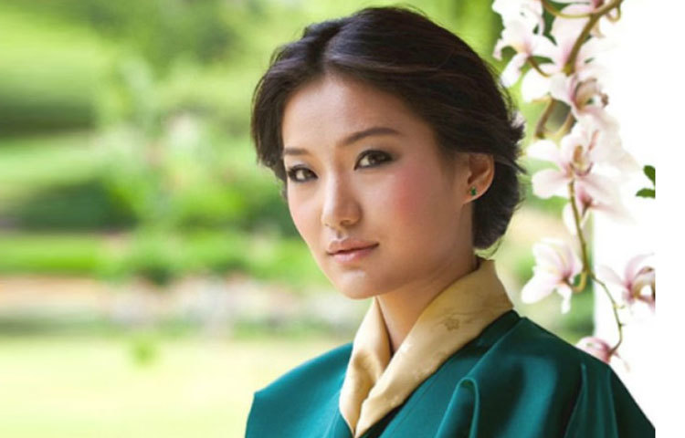 গভীর শান্ত চোখের সঙ্গে যোগ করুন মনভোলানো হাসি। ২৬ বছরের ভুটানের রানির জেতসুন পেমা ভিড়ের মধ্যেও সবার নজরে পড়েন। ভুটান ও ভারতে পড়াশোনার পর লন্ডনের রিজেন্ট কলেজ থেকে ইন্টারন্যাশনাল রিলেশন ও সাইকোলজি নিয়ে স্নাতক করেছেন।