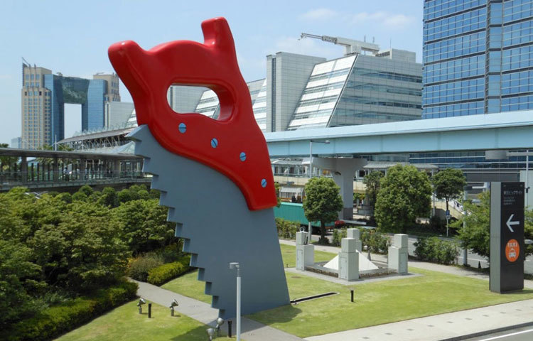 মনস্টার শ : টোকিওর আন্তর্জাতিক প্রদর্শনীশালার বাইরে রাখা ১৫.৪ মিটার উঁচু এই করাতটি দেখলেই মনে হবে কোনো দানবের হাত থেকে এটি খসে পড়েছে।