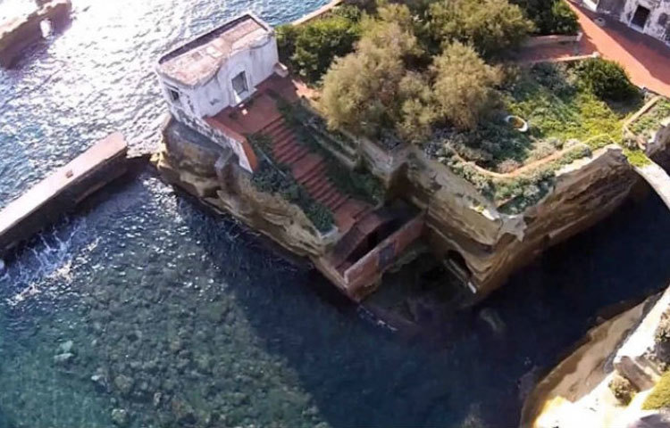 এরপর থেকেই অনেকে বলতে শুরু করেন গাইওলা ছেড়ে যাওয়ার আগে নাকি দ্বীপটির ওপর অভিশাপ বর্ষণ করে গিয়েছেন ওই সন্ন্যাসী।