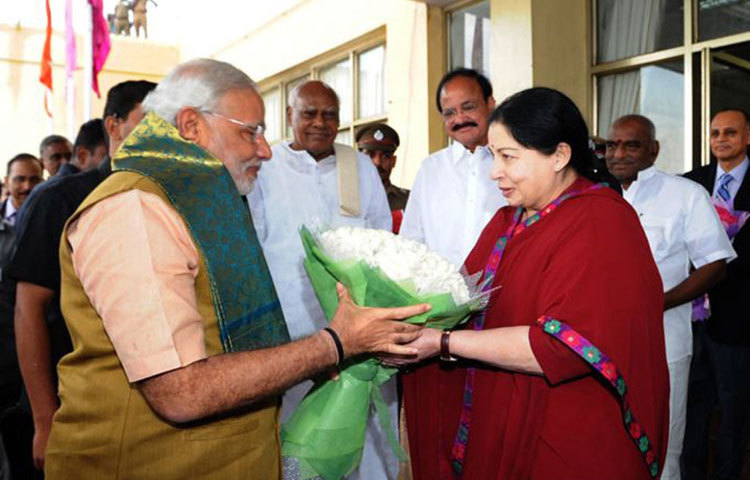 জয়ললিতা : দক্ষিণের সর্বসেরা নায়িকাদের অন্যতম। ১৯৮২ সালে যোগ দেন এআইএডিএমকে পার্টিতে। মৃত্যুর সময় ছিলেন তামিলনাড়ুর মুখ্যমন্ত্রী।