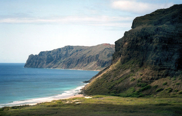 নিহাউ দ্বীপ, হাওয়াই : এলিজাবেথ সিনক্লেয়ার নামে স্কটল্যান্ডের এক মহিলা হাওয়াই দ্বীপপুঞ্জের নিহাউ দ্বীপটি কিনেছিলেন ১৮৬৪ সালে। বর্তমানে কেবলমাত্র তার বংশধররা এবং সরকার পক্ষের লোকজনই ওই দ্বীপে যেতে পারেন।