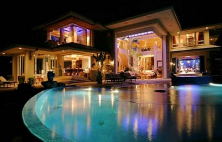 সুইমিং পুল : জানাডু ২.০-এর ভিতরে রয়েছে ৩,৯০০ স্কয়ার ফুটের আলাদা একটি বাংলো। এর সামনে রয়েছে ৬০ ফুট লম্বা সুইমিং পুল। যার প্রধান আকর্ষণ জলের তলার মিউজিক সিস্টেম।