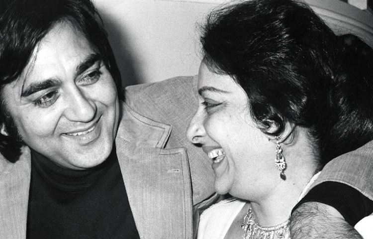 সুনীল দত্ত-নার্গিস : নার্গিস কিন্তু বছর খানেকের বড় ছিলেন সঞ্জয় দত্তের বাবা সুনীল দত্তের তুলনায়।