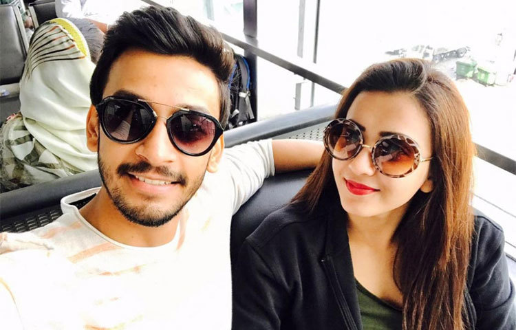 বনি ও কৌশানী ভক্তদের কাছে তাদের প্রেমের আলোচনা ছিল তুঙ্গে।