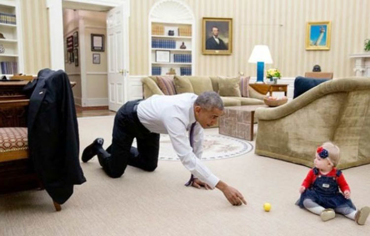 তিনি যে ৫০ বছর পেরিয়েছেন, তা কি আর মনে আছে! খুদের সঙ্গে হামাগুড়ি দিয়ে খেলায় মজেছেন নিজেও।