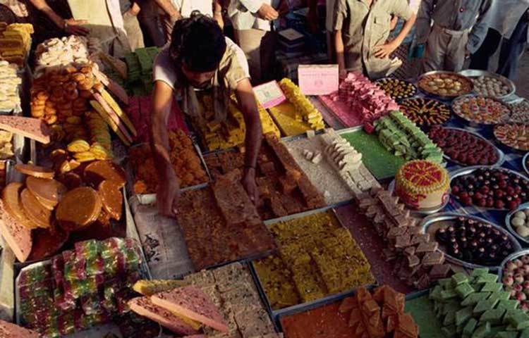 অসাধারণ সব বেকারি : যদিও ঢাকার মানুষ এখনো ব্রিটিশ ব্রেকফাস্ট কিংবা ইউরোপীয়দের মতো সকালের নাস্তায় তেমন অভ্যস্ত নয়, তবুও বেকারির অভাব নেই সেখানে। মিষ্টি জাতীয় কিছু খেতে চাইলে অনায়াসে ঢুঁ মারতে পারেন কোনো এক বেকারিতে।