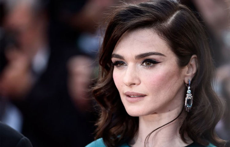 রাচেল উইজ : হলিউডের জনপ্রিয় অভিনেত্রী। কিন্তু নামের পাশে ছিল অভিবাসী তকমা। দ্বিতীয় বিশ্বযুদ্ধের সময় লন্ডন থেকে আমেরিকায় পালিয়ে এসেছিলেন তার বাবা-মা। আর ফেরা হয়নি দেশে। যদিও এখনও ব্রিটিশ এবং আমেরিকান, একই সঙ্গে দুই দেশের নাগরিকত্বই রয়েছে তার জিম্মায়।