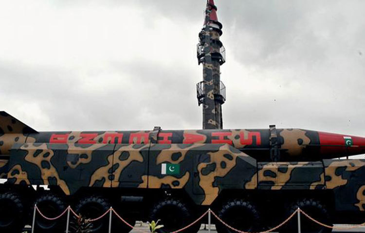 দক্ষিণ এশিয়ায় এগিয়ে পাকিস্তান: এরই মধ্যে তিনবার প্রতিবেশী ভারতের সঙ্গে যুদ্ধে জড়িয়েছে পাকিস্তান। দেশটির আছে শতাধিক পারমাণবিক বোমা। সাম্প্রতিক সময়ে পারমাণবিক বোমার সংখ্যা বাড়িয়েছে দেশটি। অনেকে আশঙ্কা করেন, প্রতিবেশীর সঙ্গে দেশটির লড়াই কোনো এক সময় পারমাণবিক যুদ্ধে রূপ নিতে পারে। ছবি: সংগৃহীত