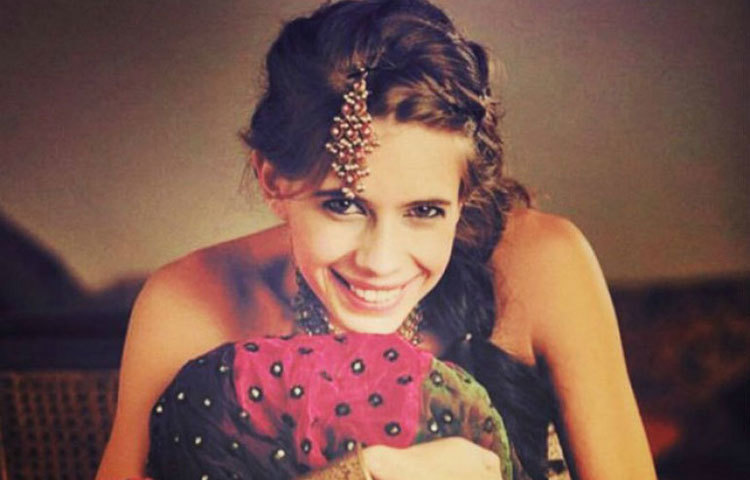 কল্কি কোয়েচলিন : লন্ডনে থেকে পড়াশোনা করতেন কল্কি। কিন্তু বাড়ি ভাড়া দেওয়ার টাকা ছিল না। থাকা-খাওয়ার খরচ চালাতে লন্ডন ক্যাফেতে ওয়েট্রেসের কাজ শুরু করেন। মাইনে হাতে পেয়েই আগে বাড়ি ভাড়া মেটাতেন তিনি।