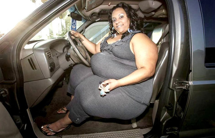 ১৯০ কেজি ওজনের এই মহিলার নিতম্ব ৮ ফুট চওড়া।