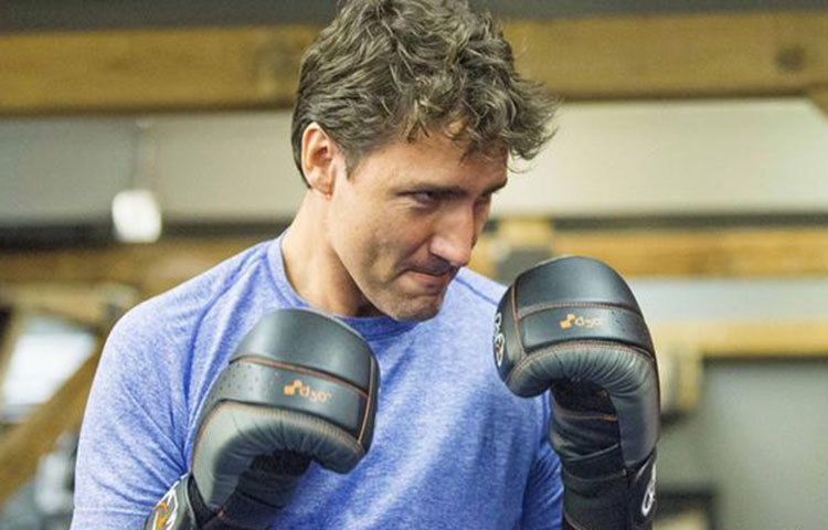 জাস্টিন ট্রুডো : ক্যানাডার প্রধানমন্ত্রী জাস্টিন ট্রুডো বছরে বেতন পান ২ লাখ ৬০ হাজার ডলার।