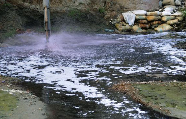 পুকুরে ময়লা ফেলা নয় : বাংলাদেশ, ভারতসহ বিশ্বের বিভিন্ন দেশে মানুষ সুযোগ পেলেই পুকুর বা খালে ময়লা ফেলে। এতে করে পানি দূষিত হয়।