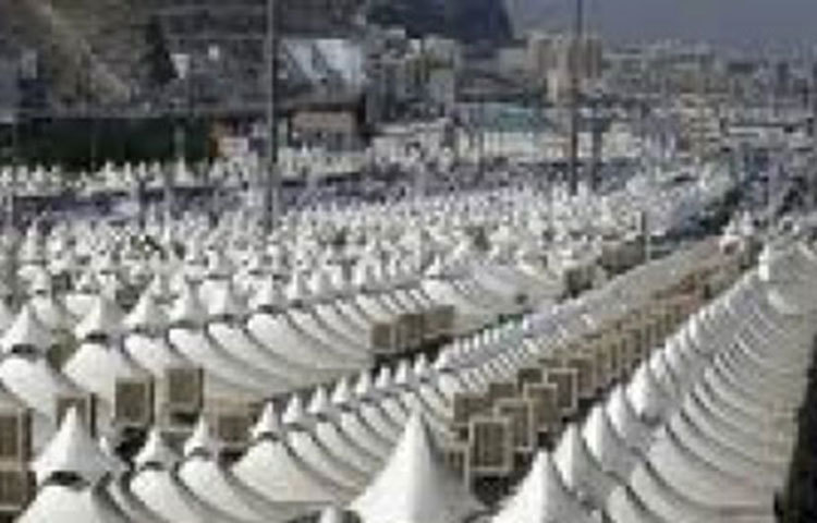 মিনার ময়দান : মক্কার সামান্য দূরে অবস্থিত মিনা আরাফার মতোই আরেকটি বিশাল ময়দান। সাদা রঙের স্থায়ী তাবু দিয়ে সাজানো ময়দানটিকে দূর থেকে দেখলে মনে হয় গম্বুজ আর গম্বুজে সাজানো।