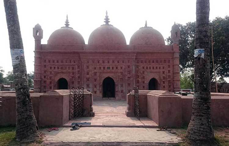 মসজিদের ছাদ জুড়ে বিশাল তিনটি গম্বুজ মসজিদটিকে আকর্ষণীয় করে তুলেছে। মসজিদের চার কোণে ১২.৪৫ মিটার ও ৫.৫ মিটার আকারের মসজিদের চার কোণে চারটি অষ্টভূজ মিনার এর সৌন্দর্যকে আরো বাড়িয়ে দিয়েছে।