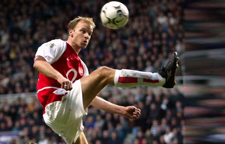 ডেনিস বার্গক্যাম্প : প্রিমিয়ার লিগে খেলা বিদেশি ফুটবলারদের মধ্যে বার্গক্যাম্পকে অন্যতম সেরা বলেন অনেক বিশেষজ্ঞই। ৩টি প্রিমিয়ার লিগ, চারটি এফ এ কাপ জেতা ডাচ মহাতারকা দেশের হয়ে দু&rsquo;টি ইউরো এবং একটি বিশ্বকাপ সেমিফাইনাল খেললেও ট্রফি জেতেননি।