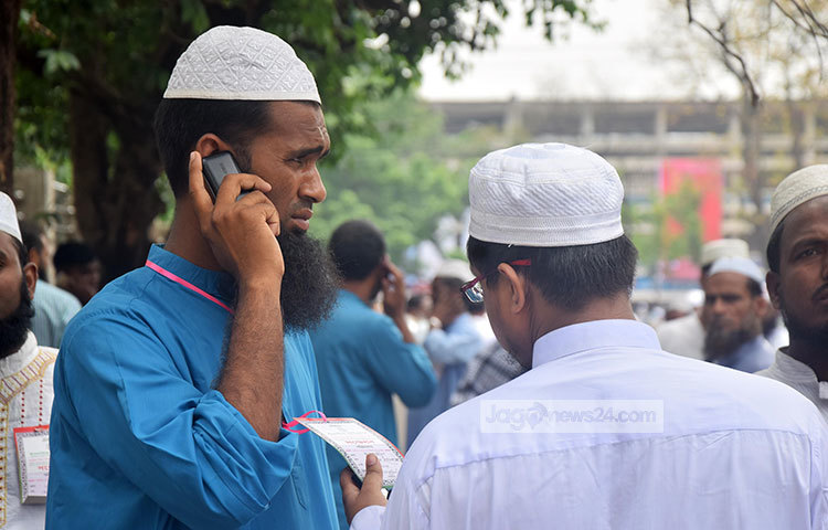 ৫টি গেট দিয়ে এক এক করে প্রবেশ শুরু করে দিয়েছে আইন-শৃঙ্খলা রক্ষাকারী বাহিনী। ছবি : মাহবুব আলম