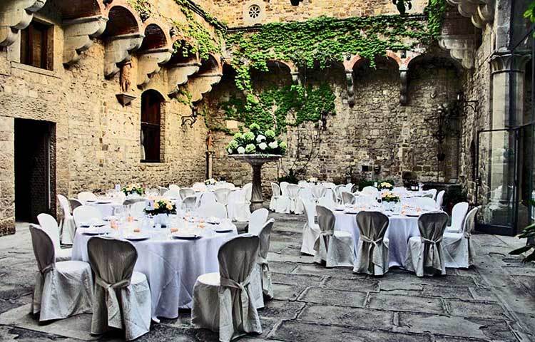 ইতালির প্রাচীন এ জায়গাটিতে বসে প্রায়াই বিয়ে হয়ে থাকে। বিভিন্ন দেশের গুরুত্বপূর্ণ ব্যক্তিবর্গের এখানে বসে বিয়ের আনুষ্ঠানিকতা সম্পন্ন হয়।