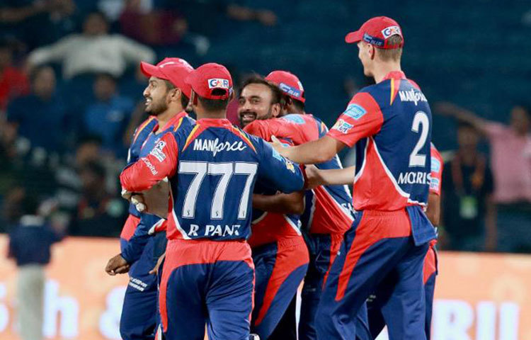 দিল্লির হয়ে জাহির খান ও অমিত মিশ্র তিনটি করে উইকেট নিয়েছেন। প্যাট কামিন্স নিয়েছেন দুটি উইকেট। নাদিম ও মোরিস পেয়েছেন একটি করে উইকেট।